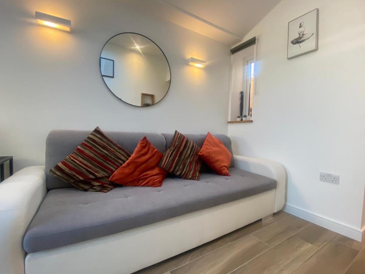 Lovely And Modern Studio Apartment. Borehamwood Eksteriør bilde