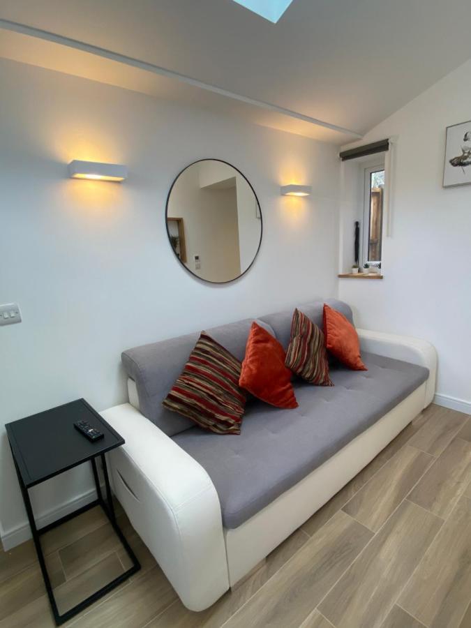 Lovely And Modern Studio Apartment. Borehamwood Eksteriør bilde