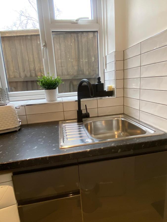 Lovely And Modern Studio Apartment. Borehamwood Eksteriør bilde
