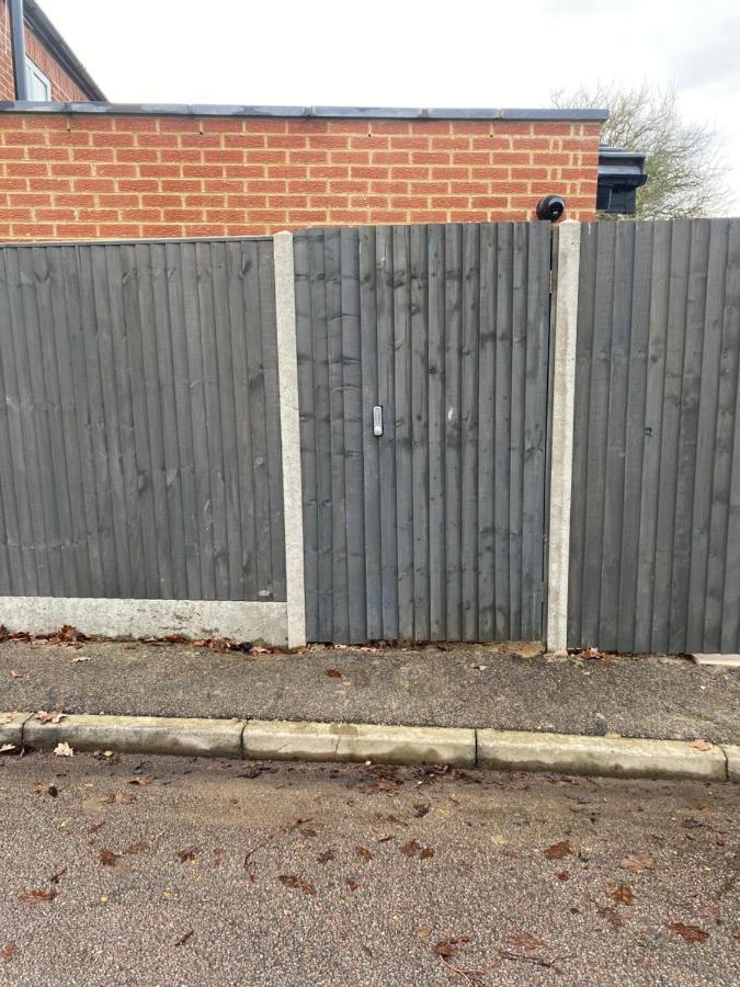 Lovely And Modern Studio Apartment. Borehamwood Eksteriør bilde