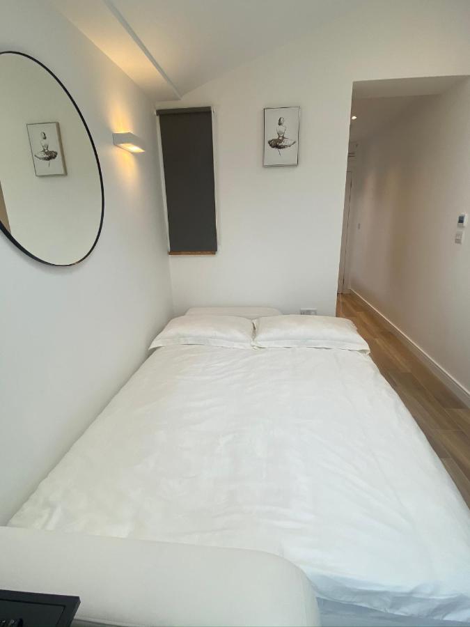 Lovely And Modern Studio Apartment. Borehamwood Eksteriør bilde
