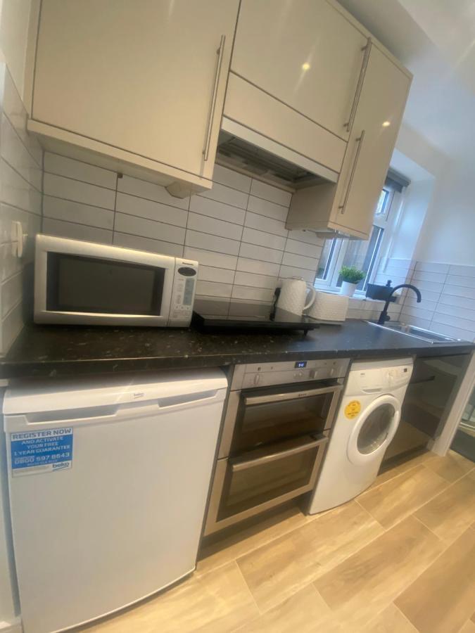 Lovely And Modern Studio Apartment. Borehamwood Eksteriør bilde