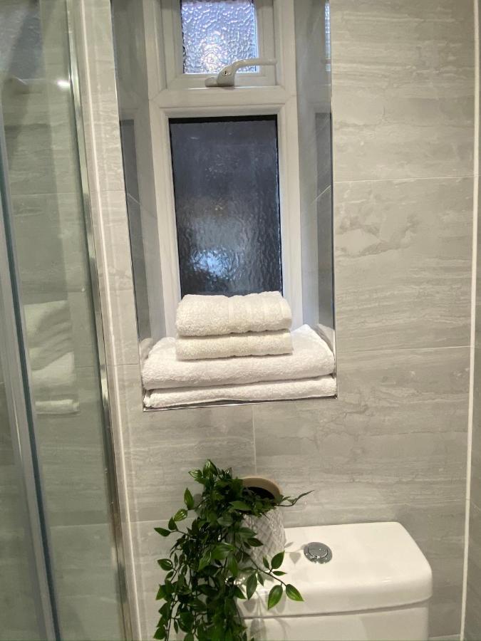 Lovely And Modern Studio Apartment. Borehamwood Eksteriør bilde